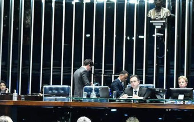 Presidente, vice, deputados e senadores terão reajuste salarial de quase 40%