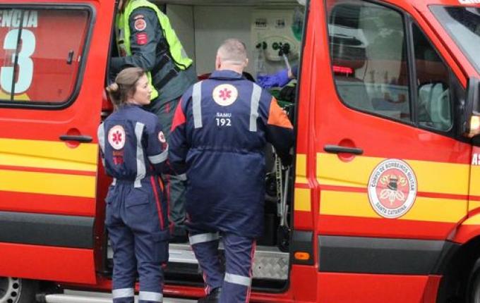Colisão entre carro e moto deixa motociclista ferido em São Miguel do Oeste