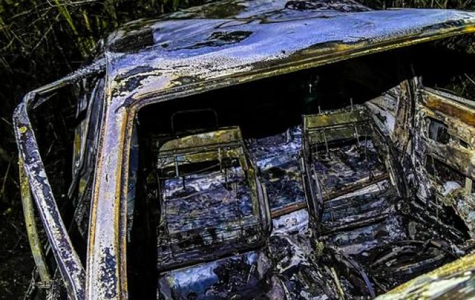 Veículo pega fogo após saída de pista seguida de capotamento em SMO