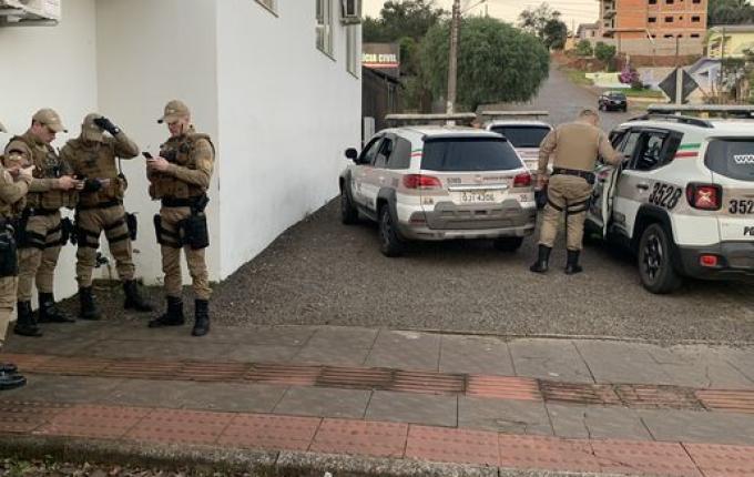 Seis homens são detidos por perturbação e resistência em SMOeste