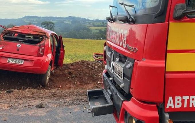 Capotamento deixa três pessoas feridas no interior de Cunha Porã