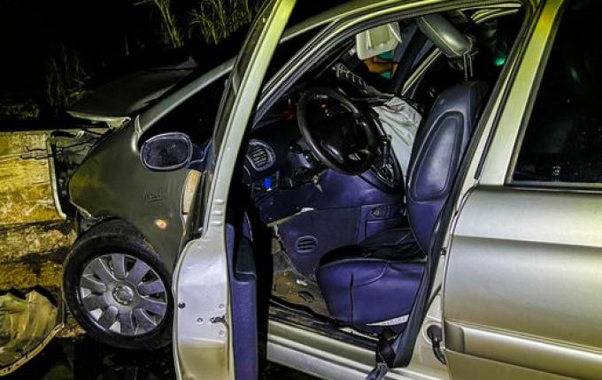 Condutor colide com carro em cabeceira de ponte no interior de São Miguel do Oeste