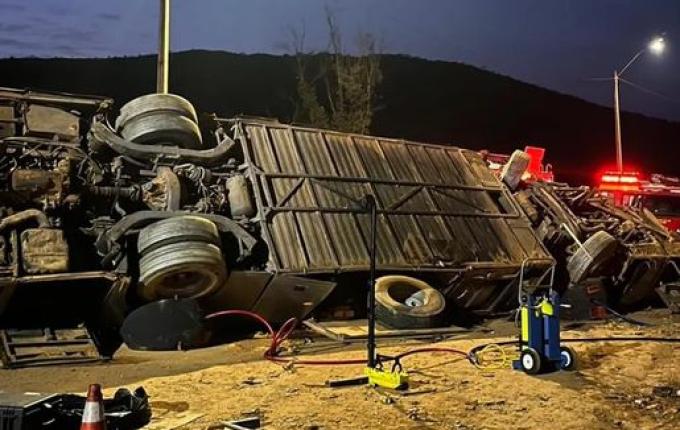 Ônibus com torcedores do Corinthians capota e deixa 7 mortos na Grande BH