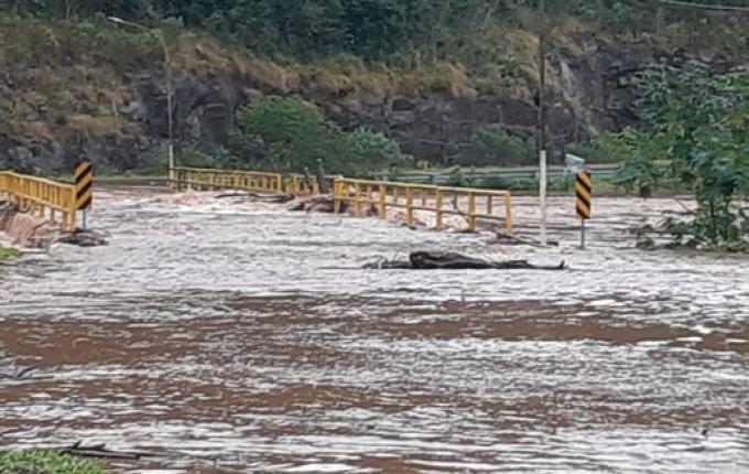 Ponte Internacional Peperi-Guaçu fica submersa após rio subir vários metros