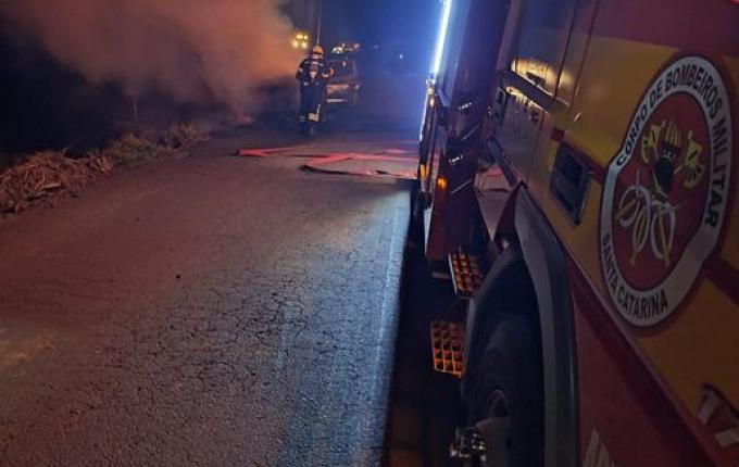 Camionete é destruída por incêndio no interior de São José do Cedro