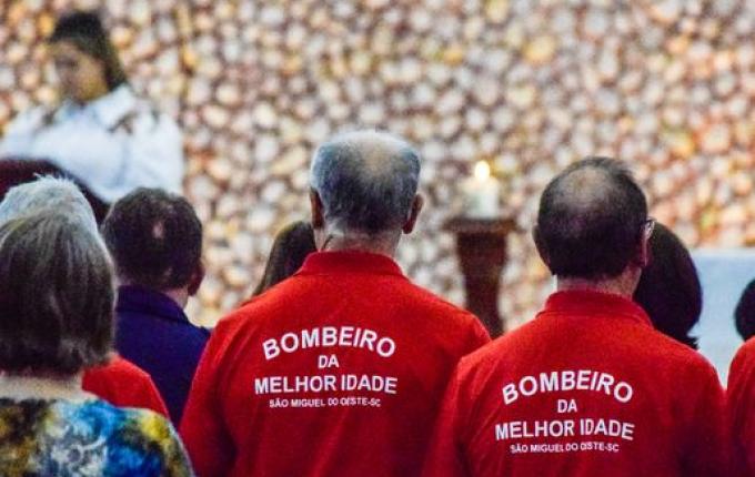 Culto ecumênico faz homenagem a bombeiros vítimas de acidente na BR 282