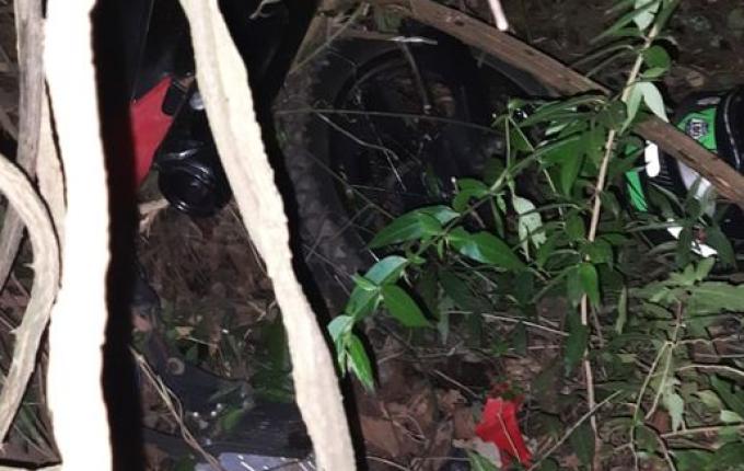 Motociclista sofre ferimentos ao colidir em árvore depois de tentar fugir da PM