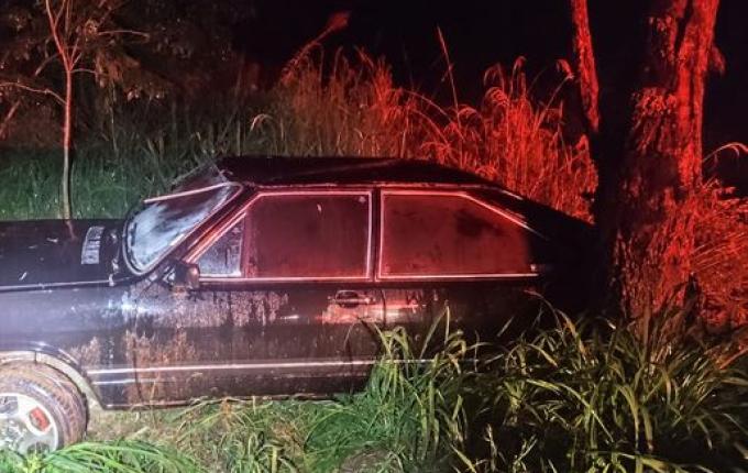 Carro aquaplana, rodopia e colide em árvore no interior de São João do Oeste