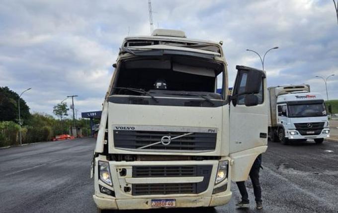 Carreta sem para-brisa e com motorista de capacete é flagrada na BR-163 em Guaraciaba