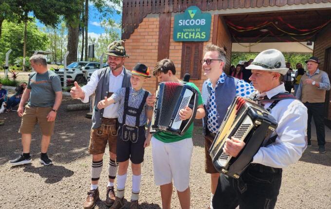 Luciano Hang e fenômenos da internet prestigiam 47ª Oktoberfest em Linha Becker