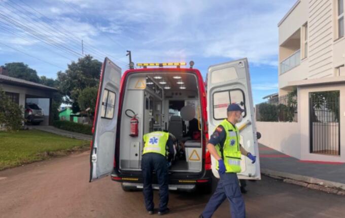 Queda de motocicleta deixa adolescente ferida em São Miguel do Oeste