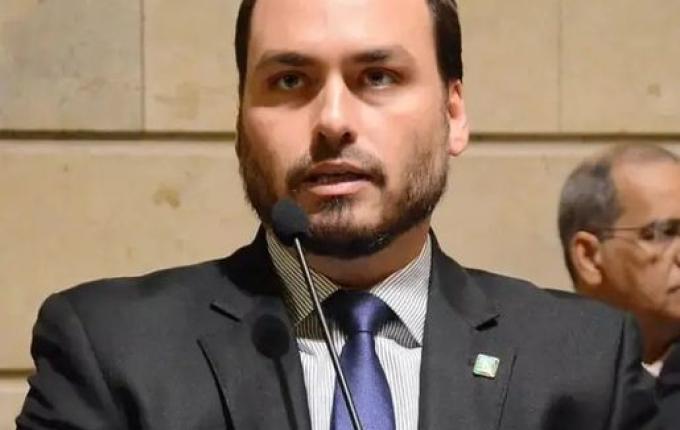 Carlos Bolsonaro confirma pré-candidatura ao Senado por SC