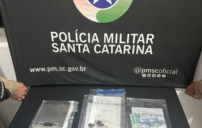 Homem é preso por tráfico de drogas em São Miguel do Oeste após tentar esconder cocaína na fossa