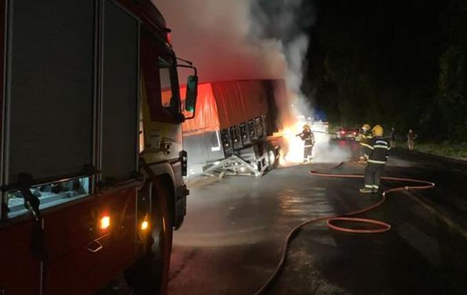 Caminhão carregado com milho pega fogo na BR-158 em Palmitos