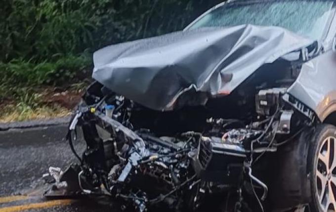 Motorista fica ferido em saída de pista seguida de choque em barranco na BR-282