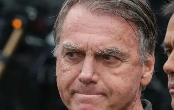 Médicos confirmam hérnia e Bolsonaro deve passar por nova cirurgia, diz advogado