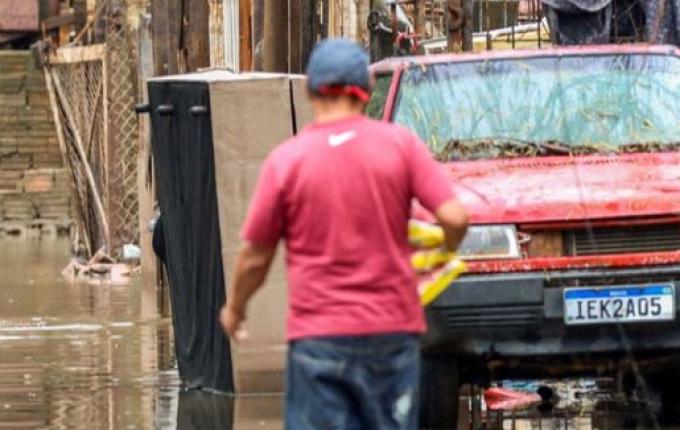 Empregados domésticos atingidos por cheias no RS receberão benefício