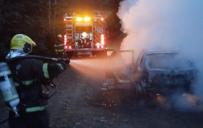 Incêndio destrói carro no interior de Iraceminha