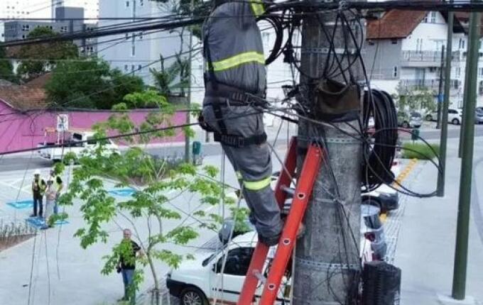 Celesc aplica mais de 13 mil notificações às empresas telefônicas por fios caídos em postes