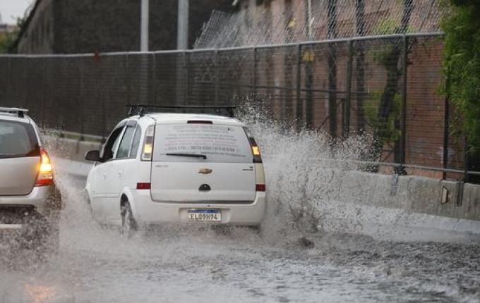 Alerta vermelho para chuva coloca três estados em alto risco de deslizamentos