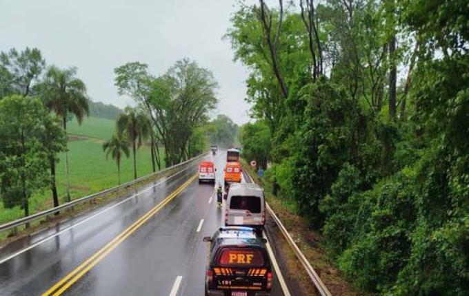 Duas mulheres ficam feridas em colisão entre van e carreta na BR-282, em Maravilha
