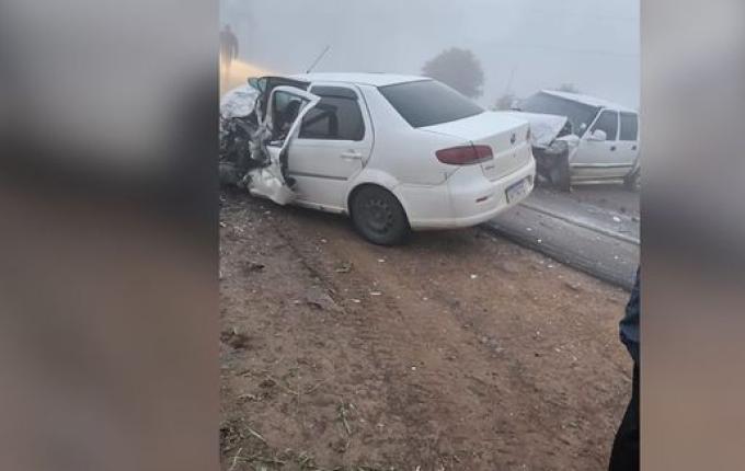 Colisão entre carro e caminhonete deixa vítima presa às ferragens na SC-163