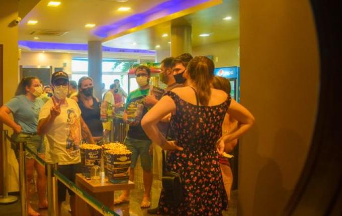 Fãs formam filas e lotam sessões para assistir Homem-Aranha 3