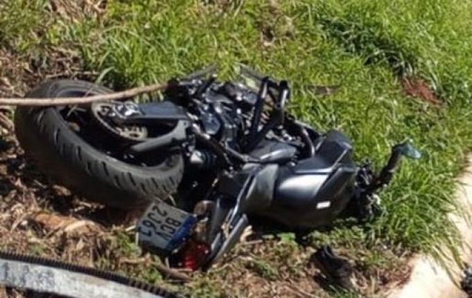 Colisão entre carro e moto deixa homem gravemente ferido em Pinhalzinho