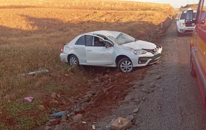 Condutor perde controle e capota carro na SC-305
