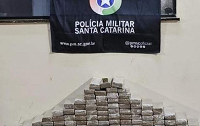 Polícia apreende 100 kg de maconha e prende dois homens por tráfico em Jupiá