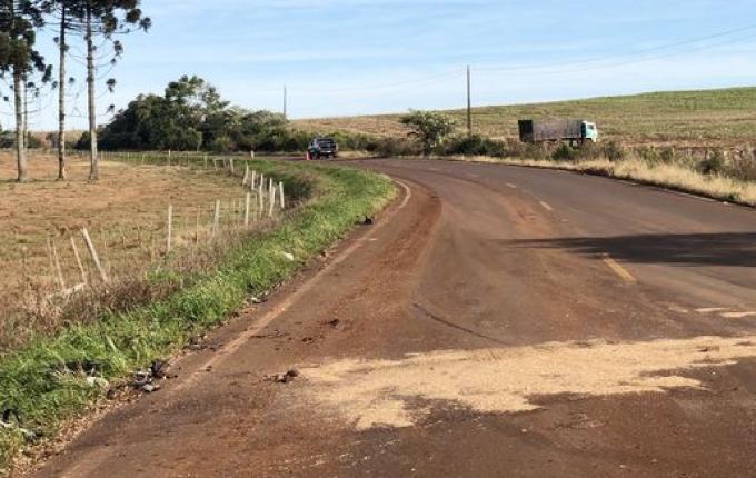 Colisão entre carro e caminhão mobiliza bombeiros