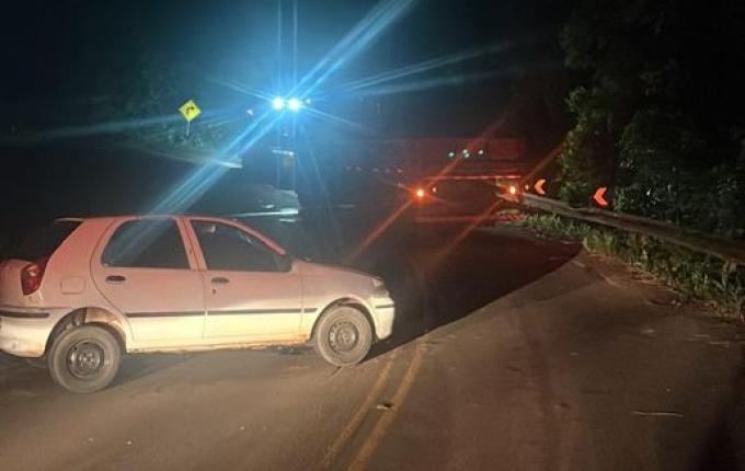 Motorista sem habilitação se envolve em acidente com caminhão na SC-305 em Anchieta