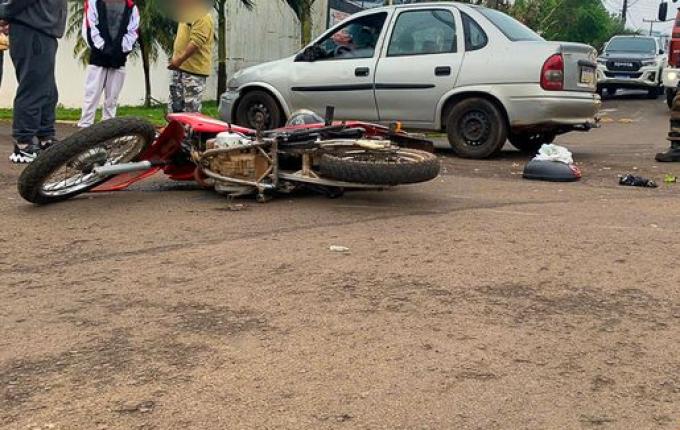 Motociclista e caroneira ficam feridos após se envolverem em acidente