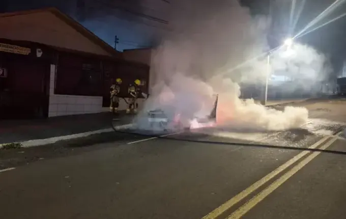 Carro é destruído por incêndio durante a madrugada em Xanxerê