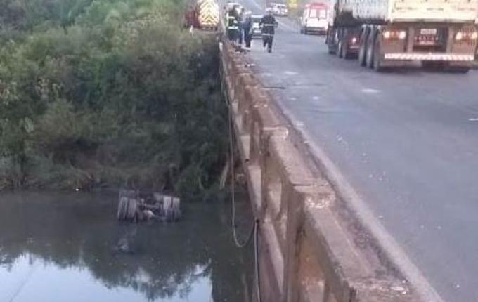 Caminhão cai dentro de rio e bombeiros mergulham em busca de vítimas