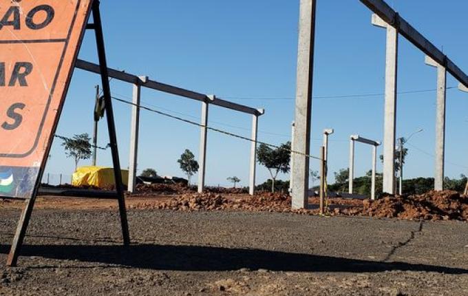 Estrutura que vai abrigar animais na 10ª FAIC começa a ser montada