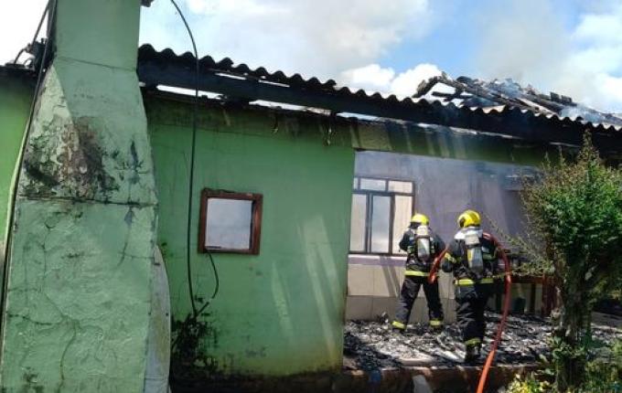Casa pega fogo e fica destruída no interior de Anchieta