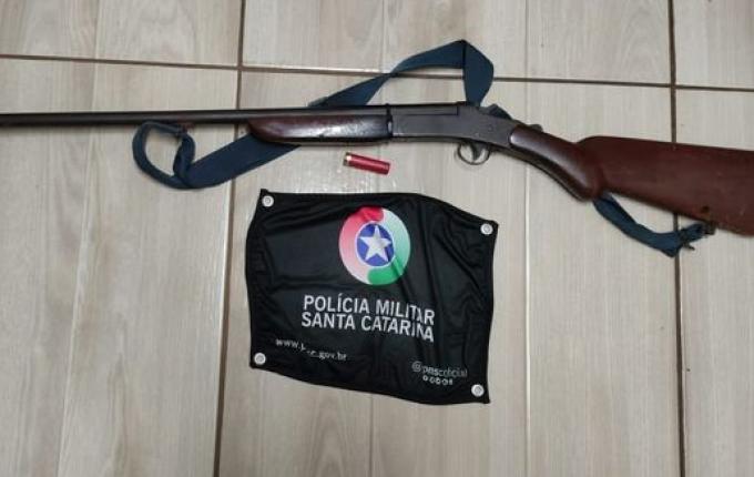Embriagado, homem ameaça companheira com arma e acaba preso em Campo Erê