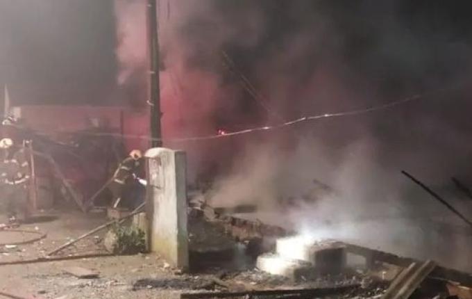 Três pessoas são encontradas mortas após incêndio em casa de madeira em SC