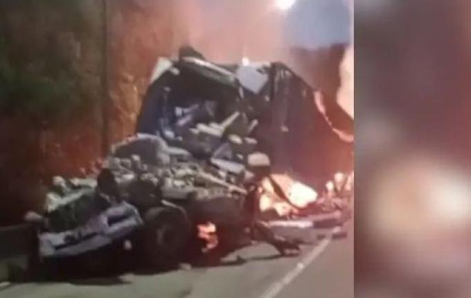 Acidente entre três veículos deixa uma pessoa morta e 14 feridas na BR-376