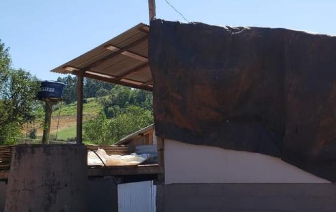 Dois meses após tornado família de Descanso ainda trabalha na reconstrução das edificações