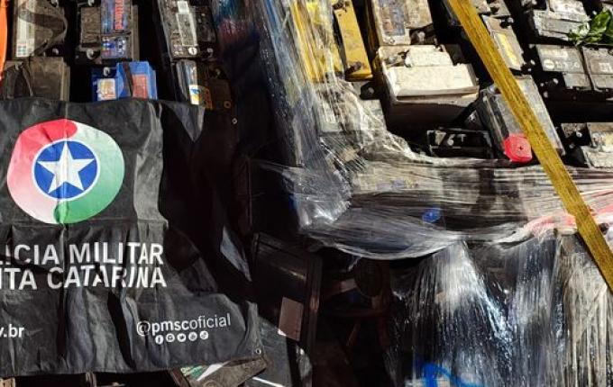 Caminhão com mil carcaças de baterias contrabandeadas é apreendido em Dionísio Cerqueira