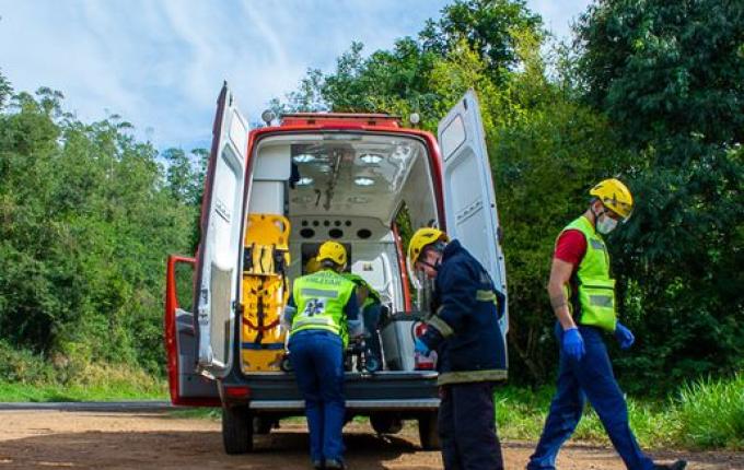 Colisão entre moto e carro deixa motociclista ferido entre SMO e MH na BR-282