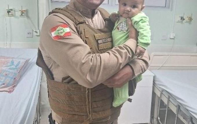 Policial salva bebê engasgado com leite materno em Dionísio Cerqueira