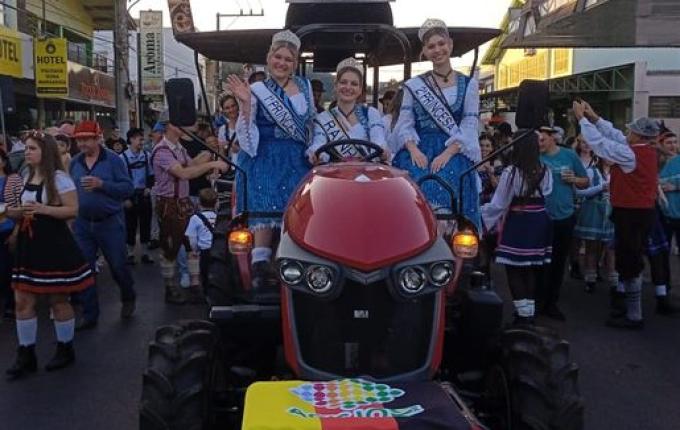 Desfile do Bierwagen e Café Colonial marcam 4º dia da 15ª Deutsche Woche