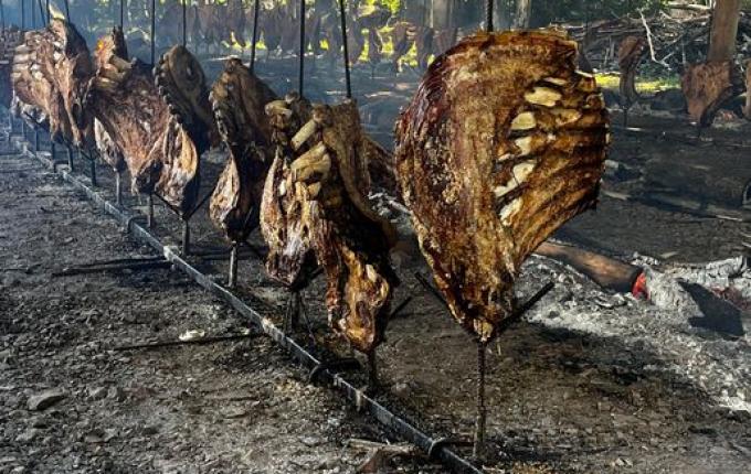 Grupo de Cavalarianos serve 68 costelões no Dia do Trabalhador