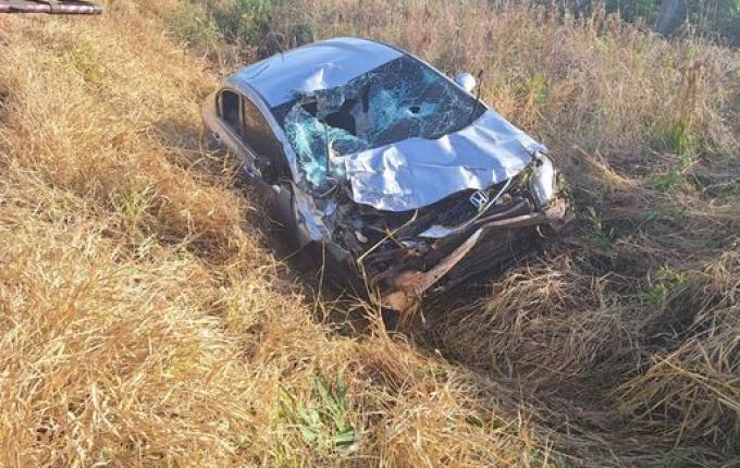 Mulher fica gravemente ferida após carro sair da pista e tombar na SC-492, em SMO