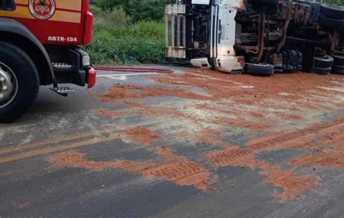 Carreta tomba na SC-160 e pista fica parcialmente interditada