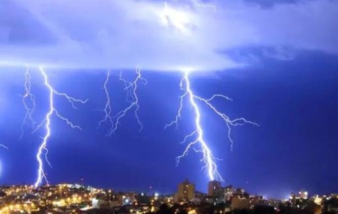 Granizo, raios e ventos fortes: temporais severos ameaçam Santa Catarina