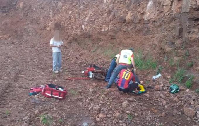 Motociclista fica ferido ao cair em barranco em Iporã do Oeste